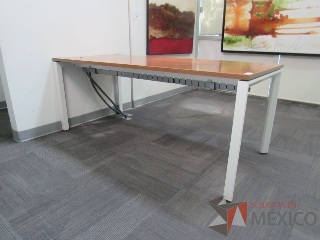 Lote 157 - Mesa de trabajo con base metálica color blanco y cubierta color café - Imagen 6