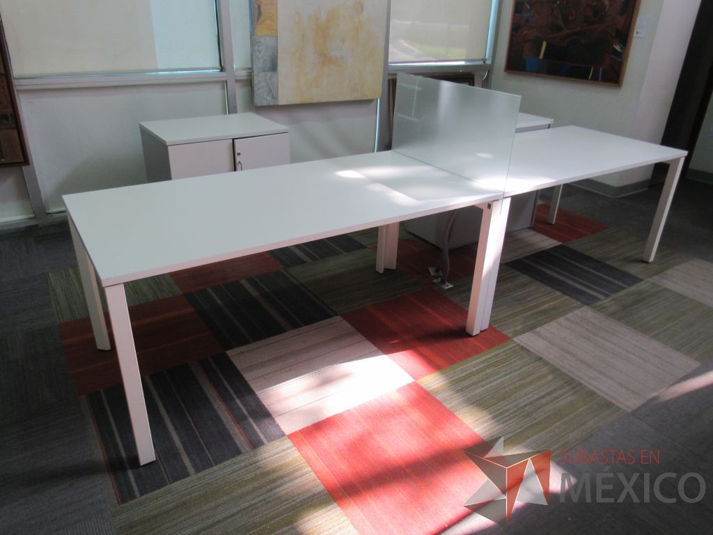 Lote 180 - Estación de trabajo para 2 personas con mampara de vidrio, base metálica y cubierta color blanco - Imagen 2