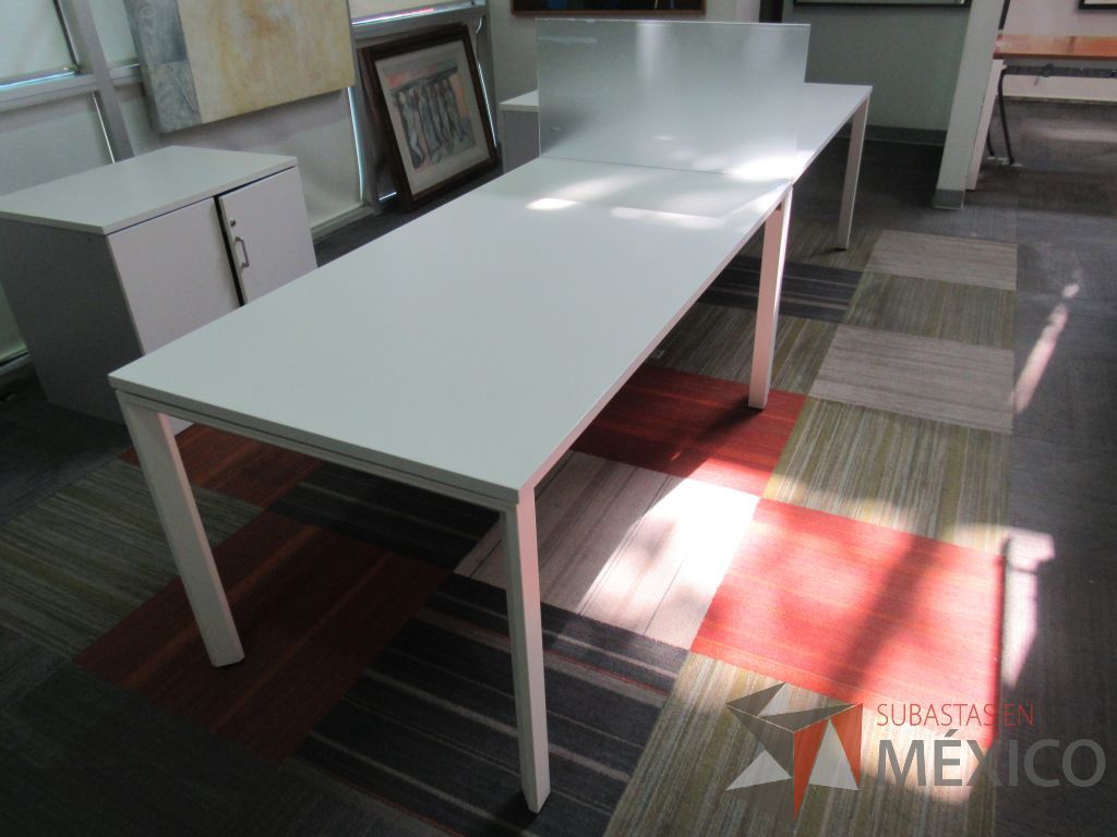 Lote 022 - Estación de trabajo para 2 personas con mampara de vidrio, base metálica y cubierta color blanco - Imagen 4