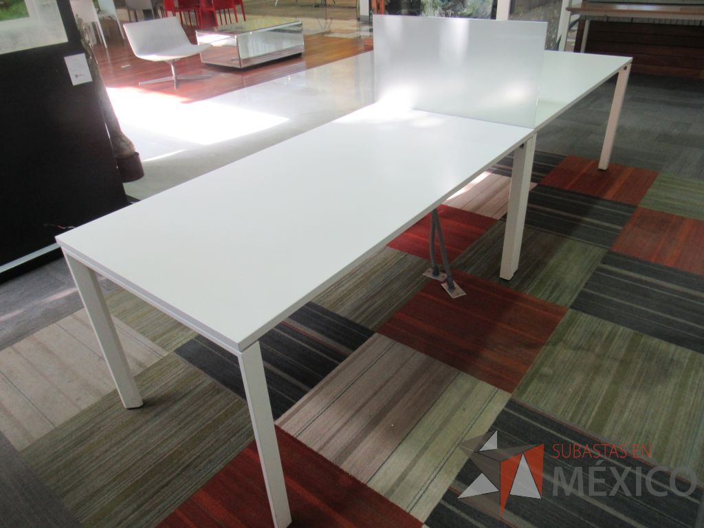 Lote 022 - Estación de trabajo para 2 personas con mampara de vidrio, base metálica y cubierta color blanco - Imagen 5