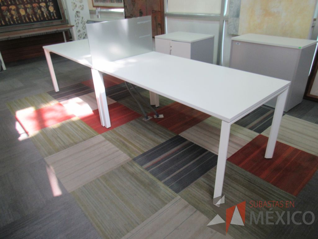 Lote 022 - Estación de trabajo para 2 personas con mampara de vidrio, base metálica y cubierta color blanco - Imagen 6