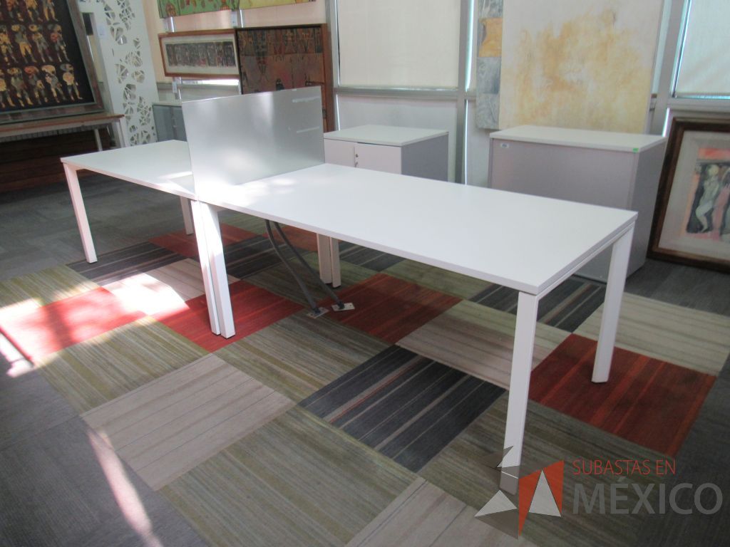Lote 022 - Estación de trabajo para 2 personas con mampara de vidrio, base metálica y cubierta color blanco