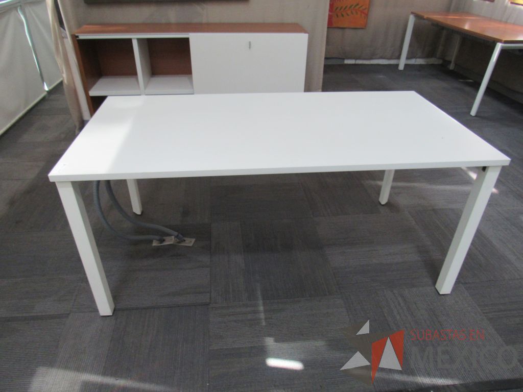 Lote 120 - Mesa de trabajo base metálica color blanco y cubierta color blanco - Imagen 3