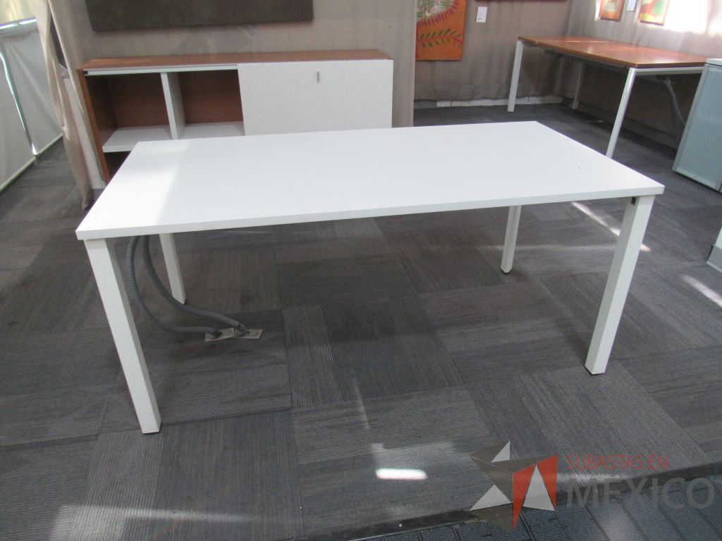 Lote 182 - Mesa de trabajo Base metálica color blanco y cubierta color blanco - Imagen 3