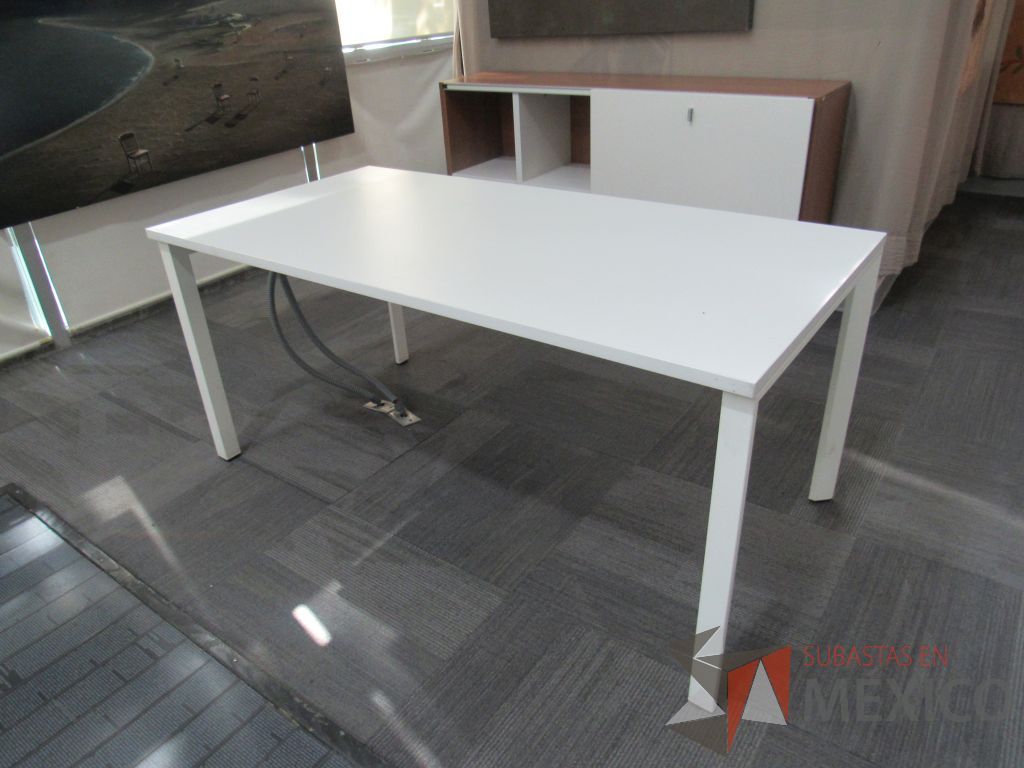 Lote 120 - Mesa de trabajo base metálica color blanco y cubierta color blanco - Imagen 4
