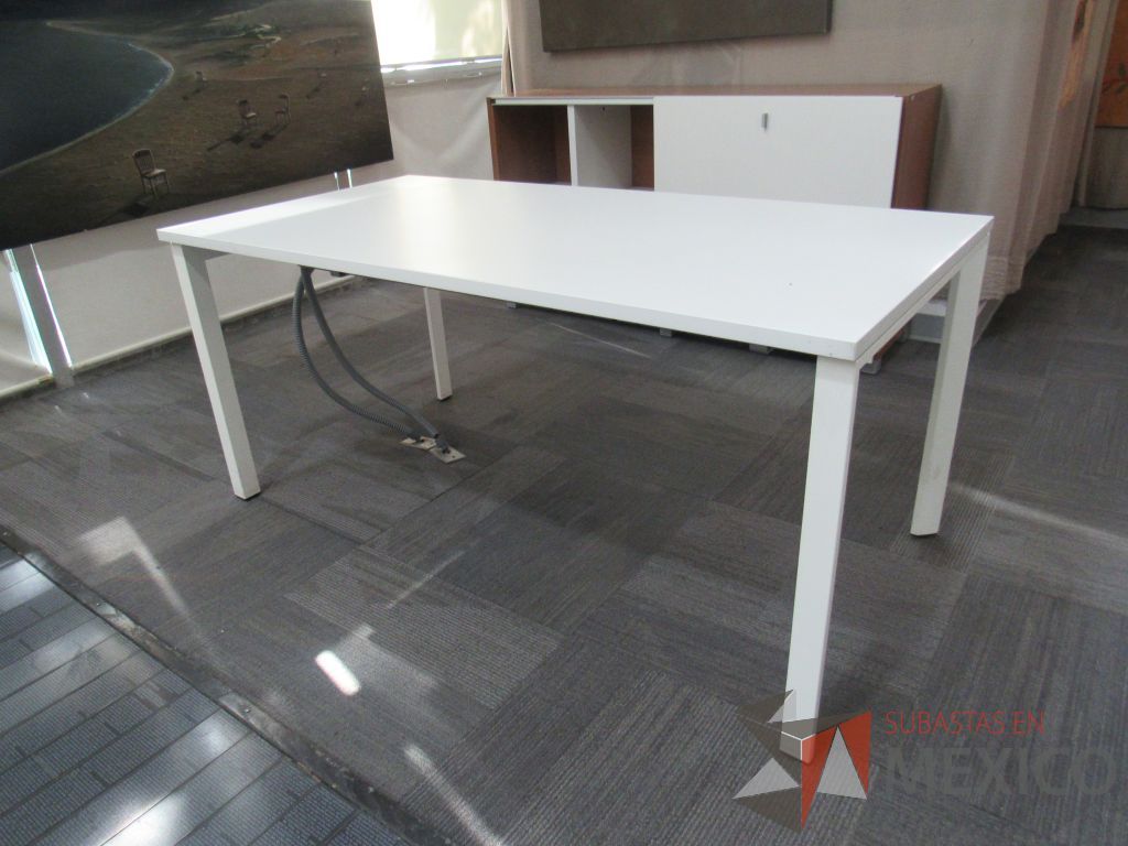 Lote 120 - Mesa de trabajo base metálica color blanco y cubierta color blanco - Imagen 5