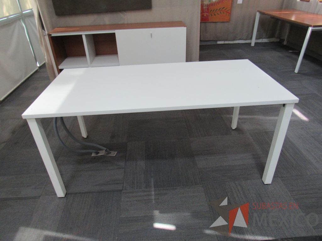 Lote 182 - Mesa de trabajo Base metálica color blanco y cubierta color blanco - Imagen 6