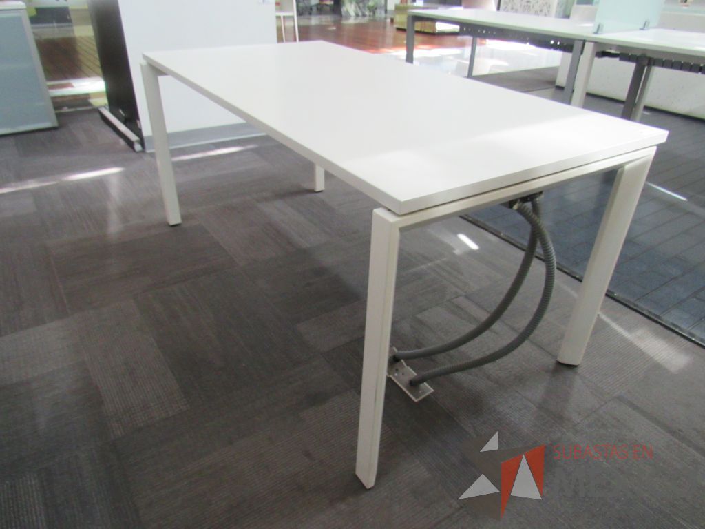 Lote 120 - Mesa de trabajo base metálica color blanco y cubierta color blanco - Imagen 7