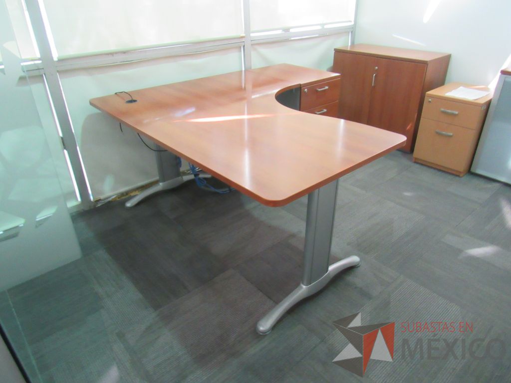 Lote 024 - Escritorio en escuadra con archivero de pedestal de 3 cajones con cubierta color café
