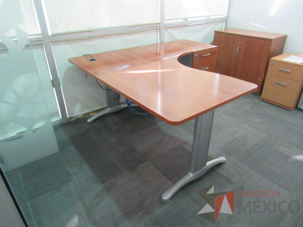 Lote 024 - Escritorio en escuadra con archivero de pedestal de 3 cajones con cubierta color café - Imagen 5
