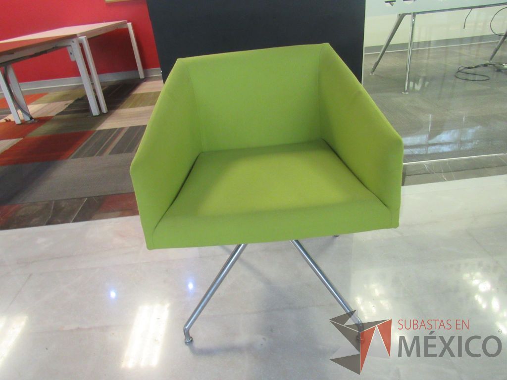 Lote 025 - 3 Sillas de visita con base metálica, descansa brazos, asiento y respaldo en tela color verde