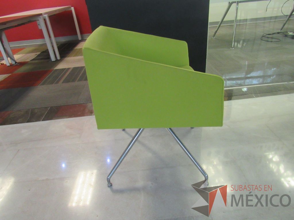 Lote 025 - 3 Sillas de visita con base metálica, descansa brazos, asiento y respaldo en tela color verde - Imagen 2