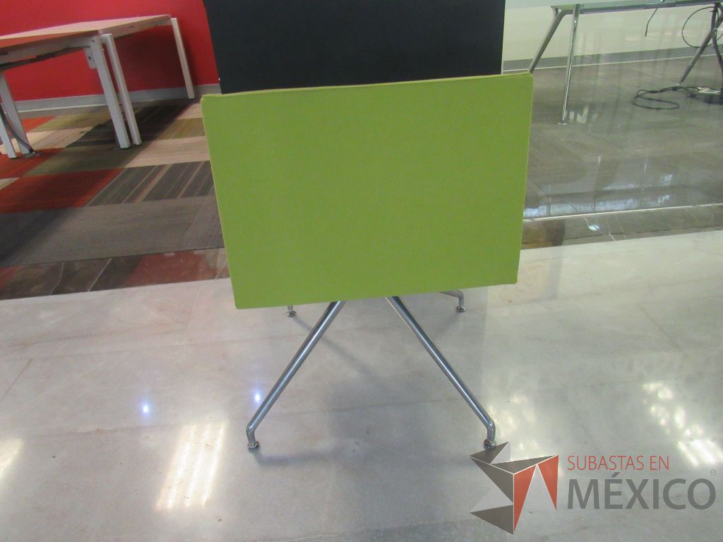 Lote 025 - 3 Sillas de visita con base metálica, descansa brazos, asiento y respaldo en tela color verde - Imagen 3