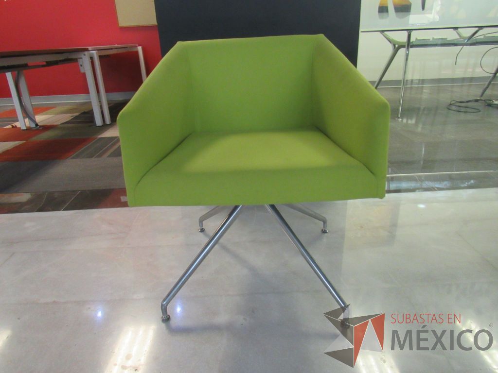 Lote 025 - 3 Sillas de visita con base metálica, descansa brazos, asiento y respaldo en tela color verde - Imagen 4