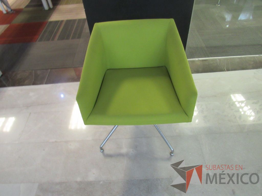 Lote 025 - 3 Sillas de visita con base metálica, descansa brazos, asiento y respaldo en tela color verde - Imagen 5
