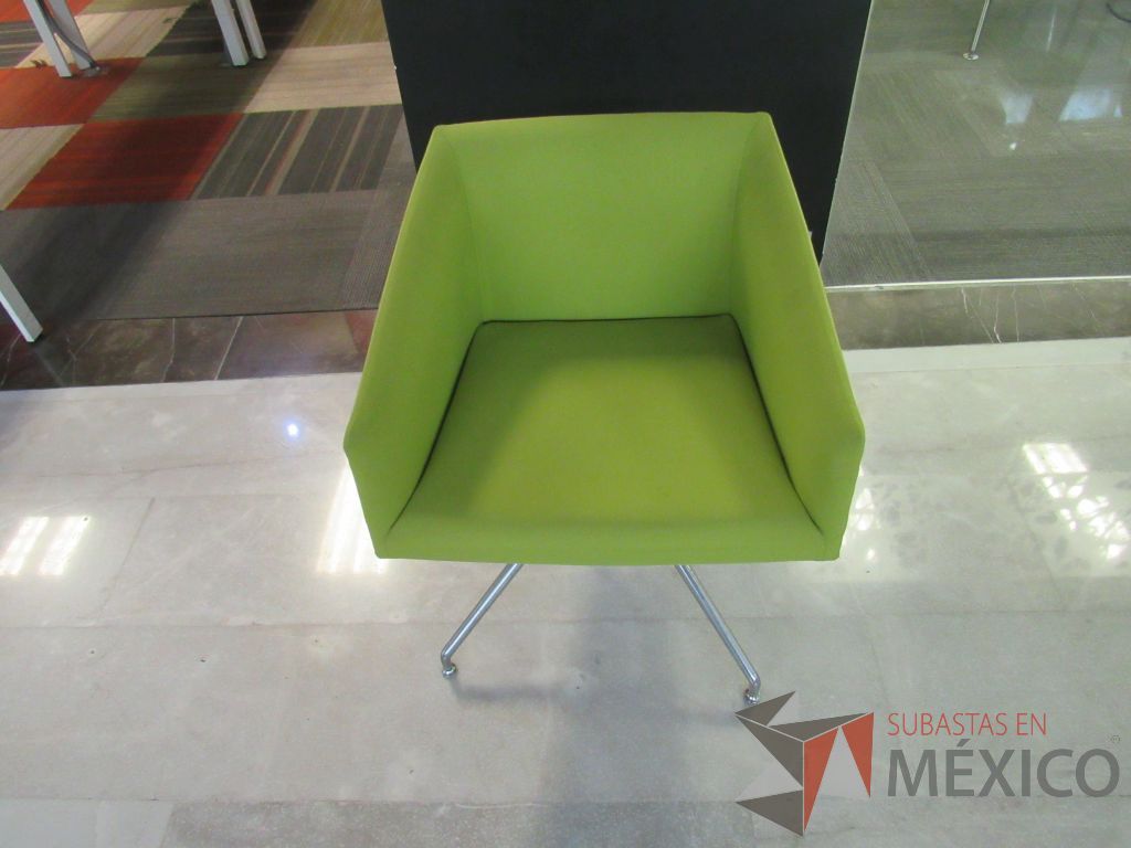 Lote 025 - 3 Sillas de visita con base metálica, descansa brazos, asiento y respaldo en tela color verde - Imagen 6
