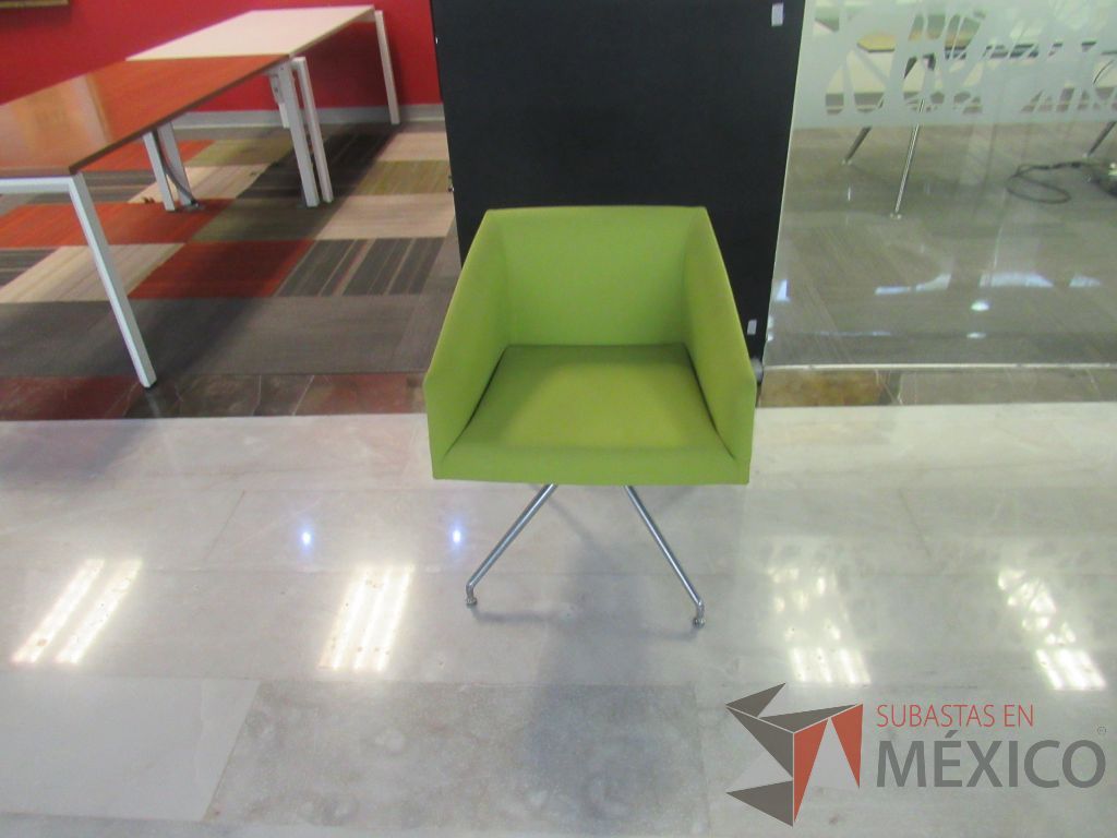 Lote 025 - 3 Sillas de visita con base metálica, descansa brazos, asiento y respaldo en tela color verde - Imagen 7
