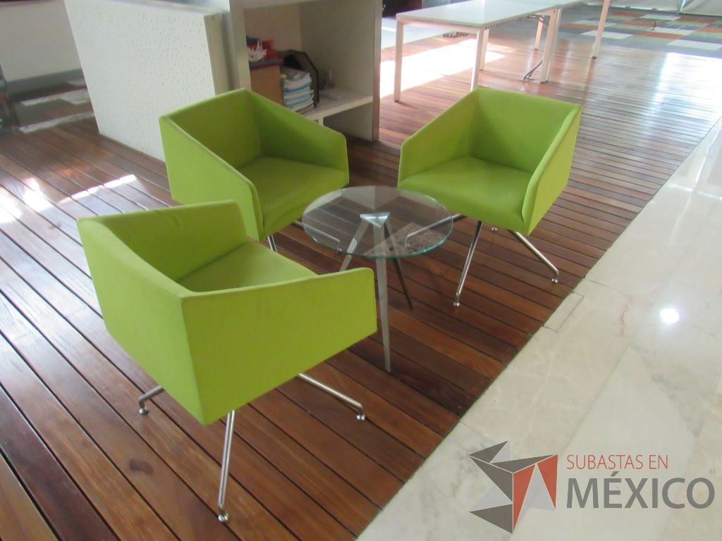 Lote 025 - 3 Sillas de visita con base metálica, descansa brazos, asiento y respaldo en tela color verde - Imagen 8