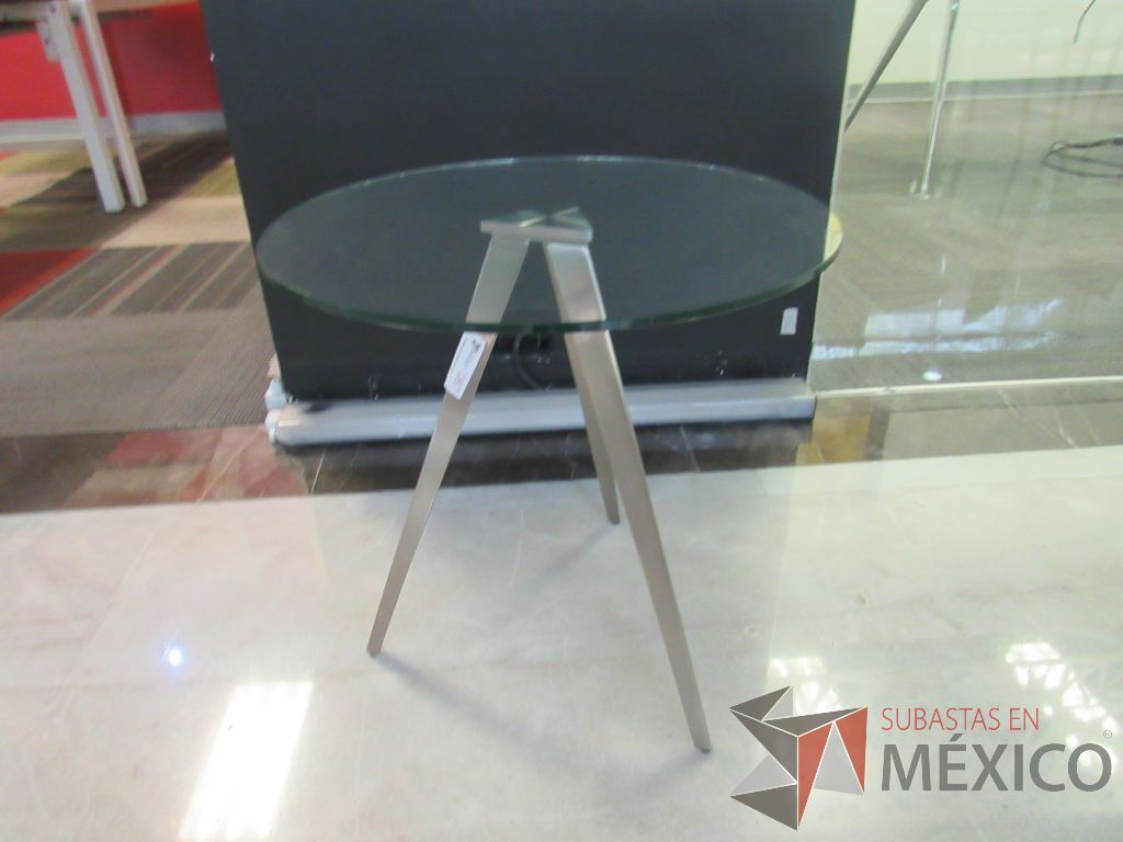 Lote 131 - Mesa de apoyo con base metálica y cubierta circular de vidrio