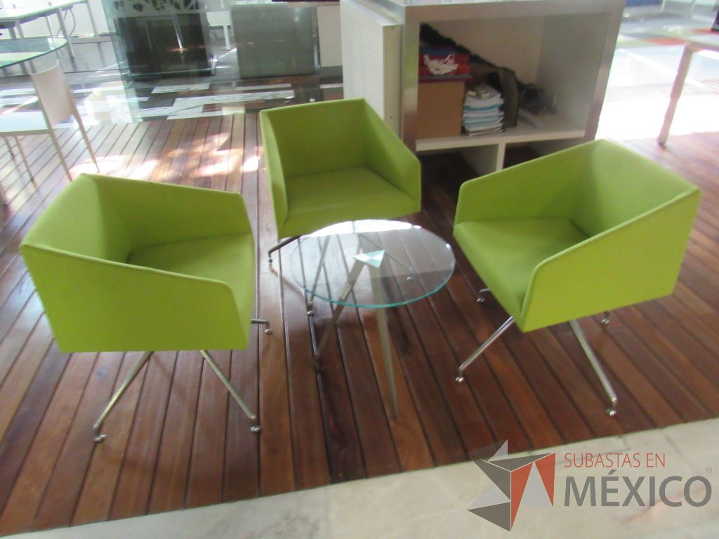 Lote 026 - Mesa de apoyo con base metálica y cubierta circular de vidrio - Imagen 5
