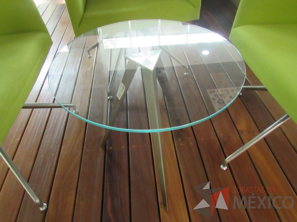 Lote 131 - Mesa de apoyo con base metálica y cubierta circular de vidrio - Imagen 4