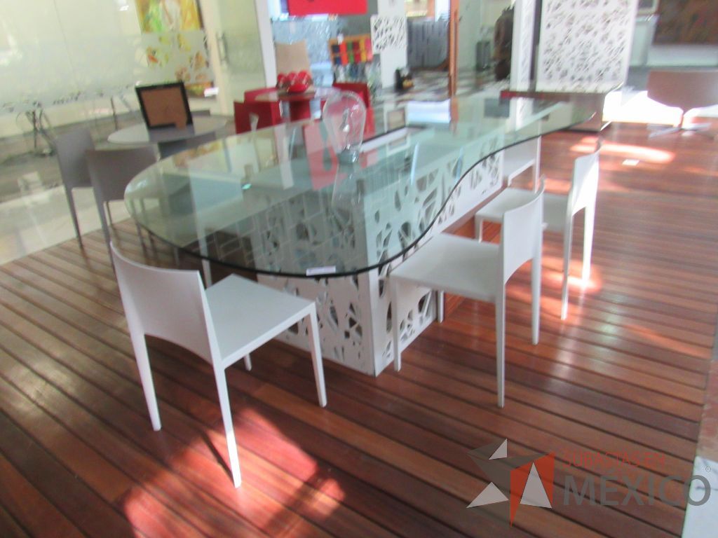 Lote 027 - Mesa de sala de juntas para 6 personas con base color blanco y cubierta de vidrio con orificio para cables - Imagen 2