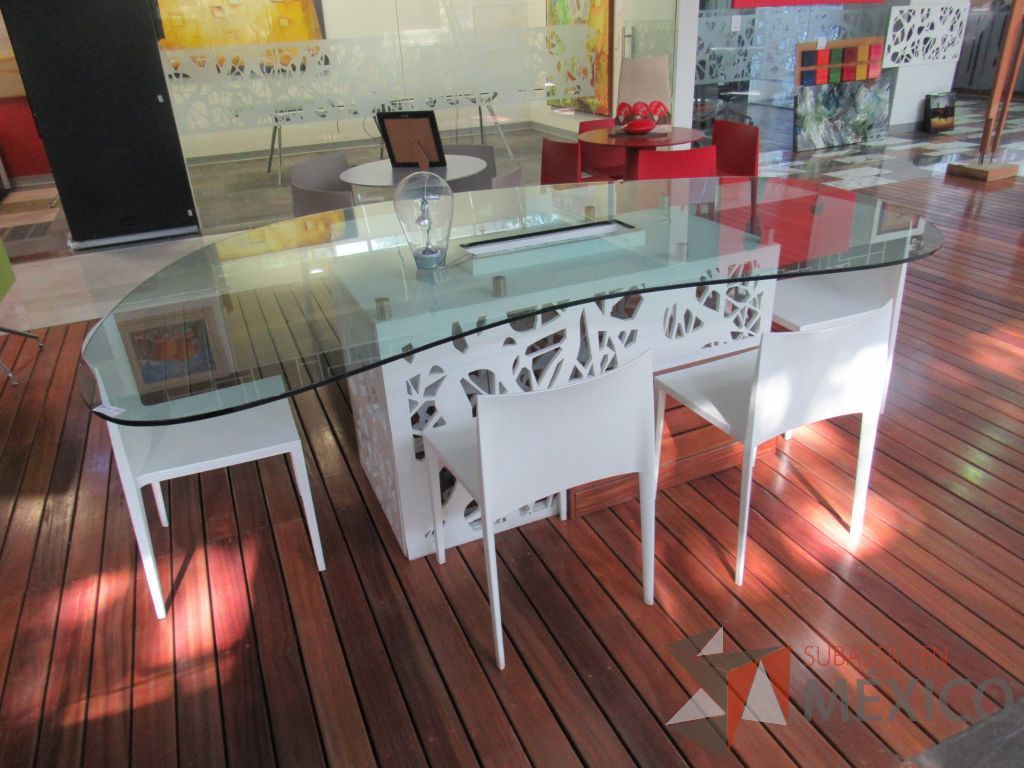Lote 027 - Mesa de sala de juntas para 6 personas con base color blanco y cubierta de vidrio con orificio para cables - Imagen 3