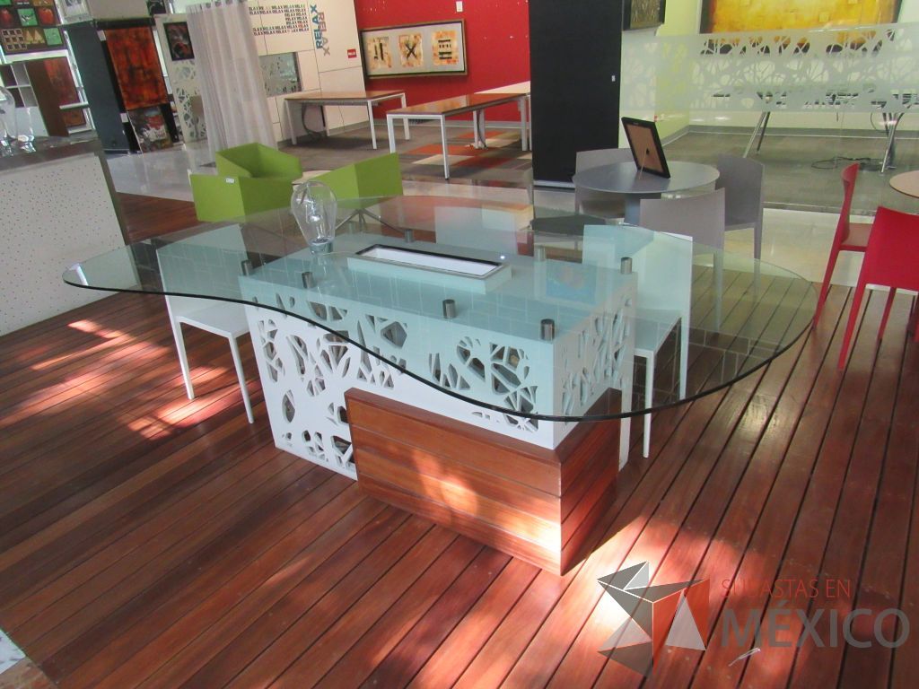 Lote 027 - Mesa de sala de juntas para 6 personas con base color blanco y cubierta de vidrio con orificio para cables