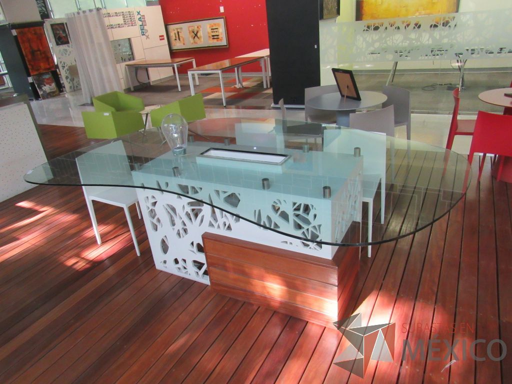 Lote 027 - Mesa de sala de juntas para 6 personas con base color blanco y cubierta de vidrio con orificio para cables - Imagen 4