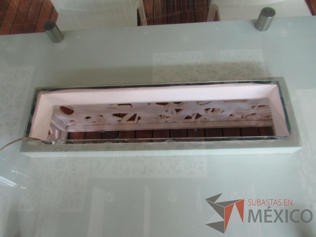 Lote 027 - Mesa de sala de juntas para 6 personas con base color blanco y cubierta de vidrio con orificio para cables - Imagen 5