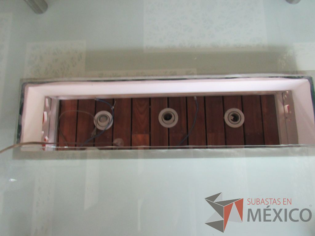 Lote 027 - Mesa de sala de juntas para 6 personas con base color blanco y cubierta de vidrio con orificio para cables - Imagen 6