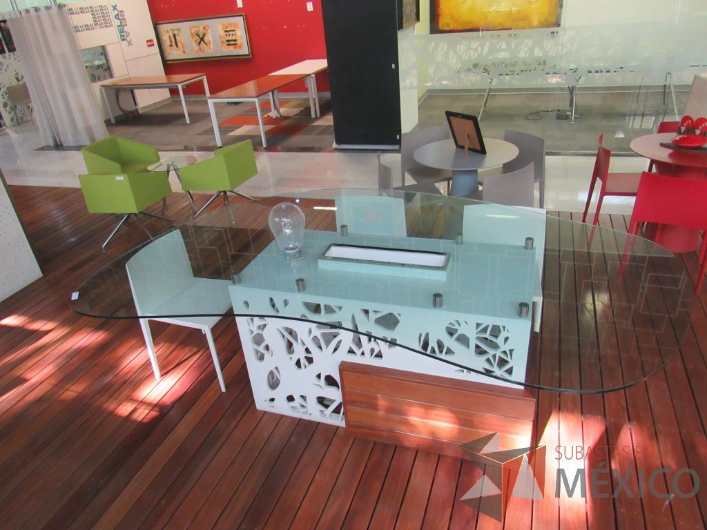 Lote 027 - Mesa de sala de juntas para 6 personas con base color blanco y cubierta de vidrio con orificio para cables - Imagen 7