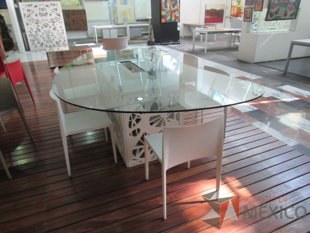 Lote 027 - Mesa de sala de juntas para 6 personas con base color blanco y cubierta de vidrio con orificio para cables - Imagen 8