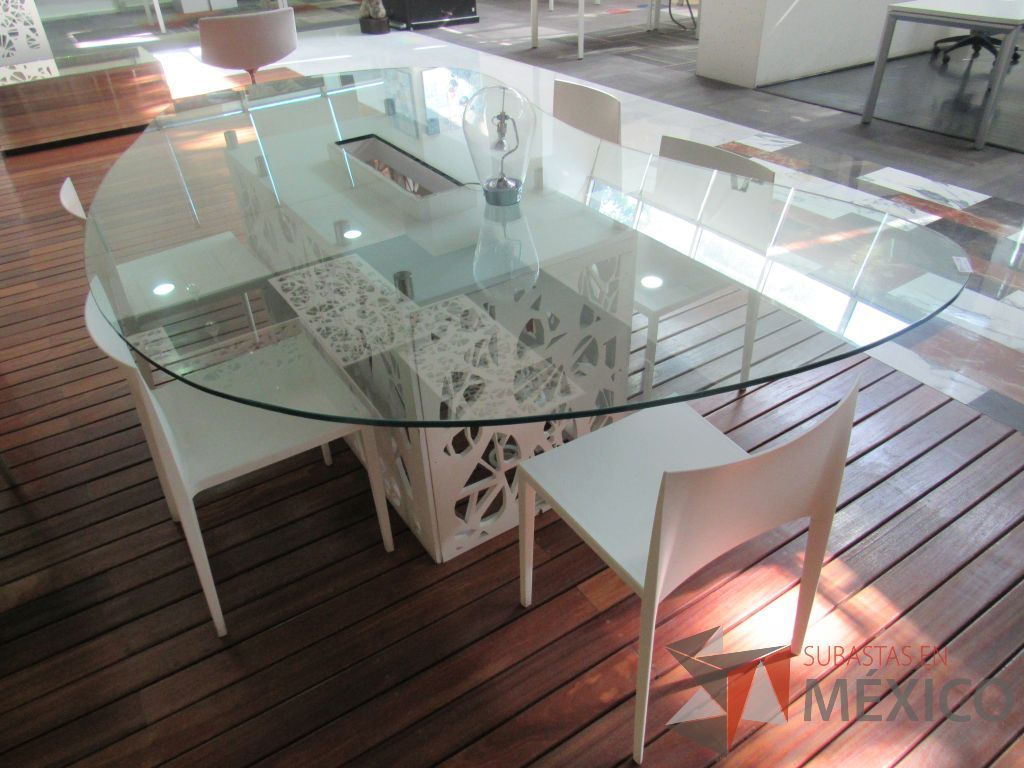 Lote 027 - Mesa de sala de juntas para 6 personas con base color blanco y cubierta de vidrio con orificio para cables - Imagen 9