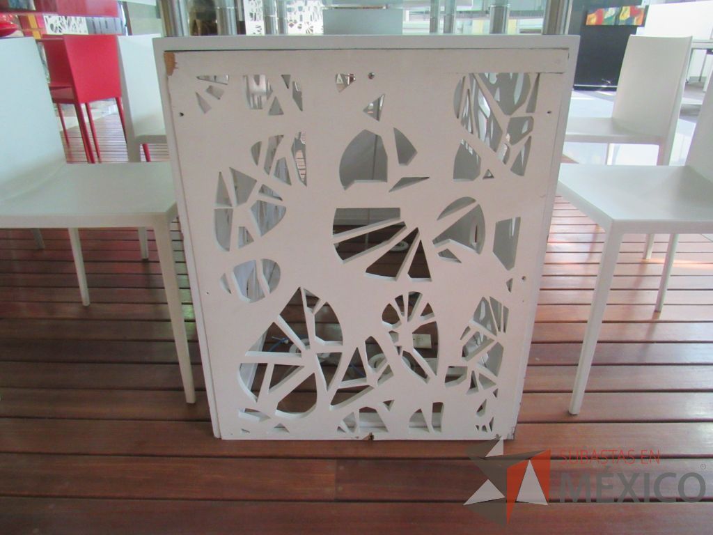 Lote 027 - Mesa de sala de juntas para 6 personas con base color blanco y cubierta de vidrio con orificio para cables - Imagen 10