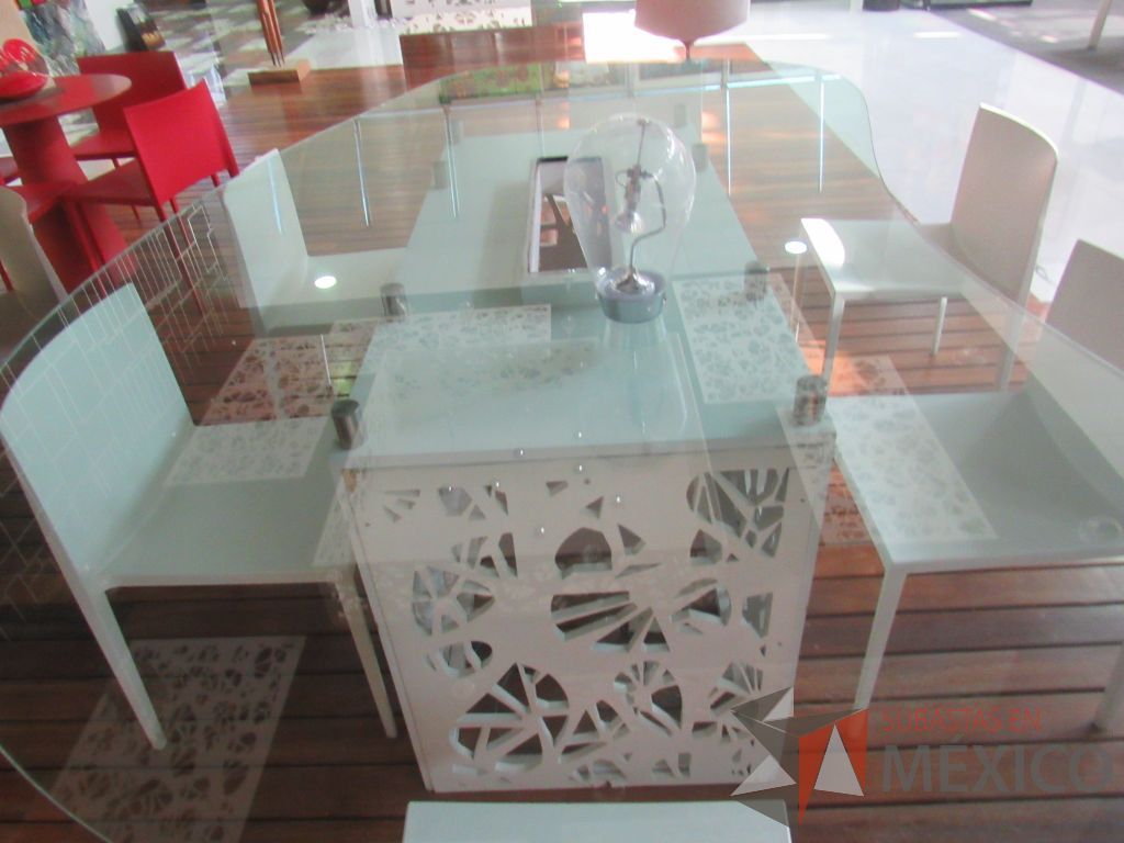 Lote 027 - Mesa de sala de juntas para 6 personas con base color blanco y cubierta de vidrio con orificio para cables - Imagen 11