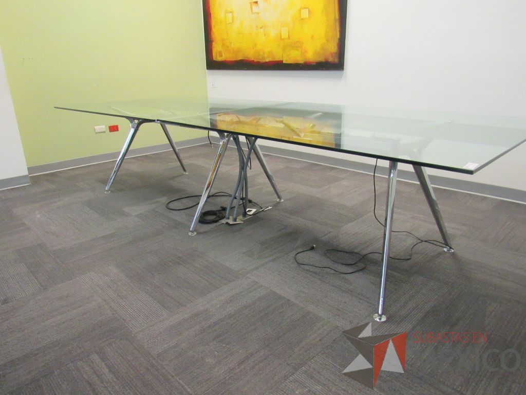 Lote 123 - Mesa de sala de juntas para 10 personas en 2 piezas con base metálica con cubierta de vidrio rectangular - Imagen 3