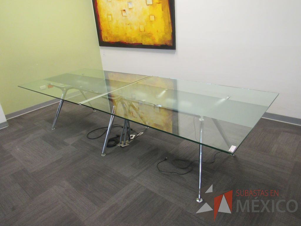 Lote 123 - Mesa de sala de juntas para 10 personas en 2 piezas con base metálica con cubierta de vidrio rectangular