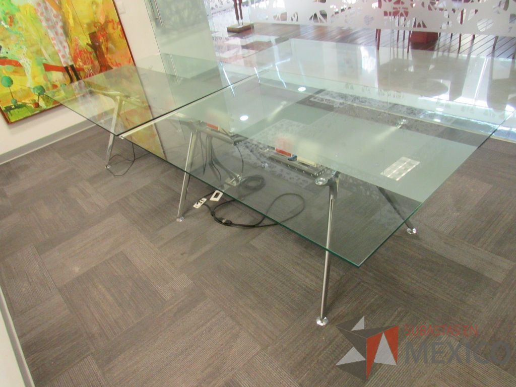 Lote 123 - Mesa de sala de juntas para 10 personas en 2 piezas con base metálica con cubierta de vidrio rectangular - Imagen 6
