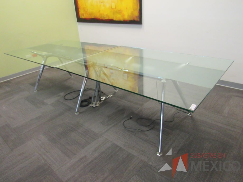 Lote 028 - Mesa de sala de juntas para 10 personas en 2 piezas con base metálica con cubierta de vidrio rectangular - Imagen 7
