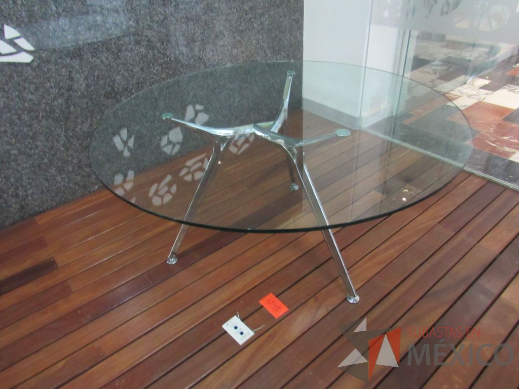 Lote 029 - Mesa de trabajo circular con base metálica y cubierta de vidrio - Imagen 2