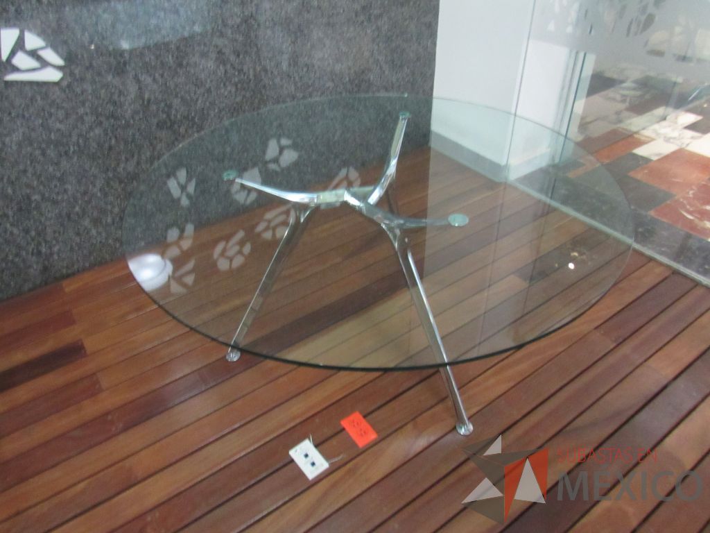 Lote 029 - Mesa de trabajo circular con base metálica y cubierta de vidrio - Imagen 4