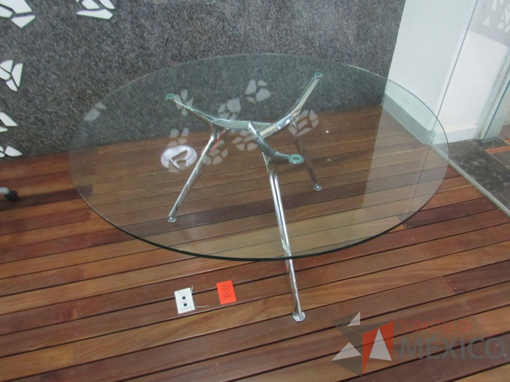 Lote 029 - Mesa de trabajo circular con base metálica y cubierta de vidrio