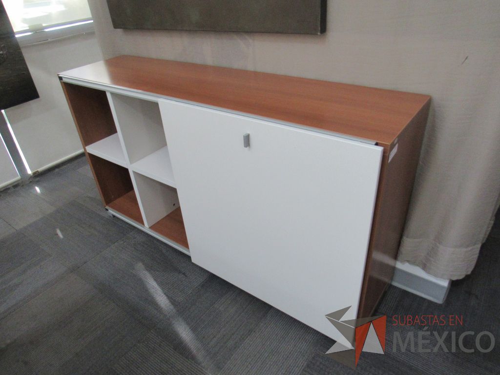 Lote 124 - Credenza color café con puerta corrediza color blanco y 2 entrepaño - Imagen 2