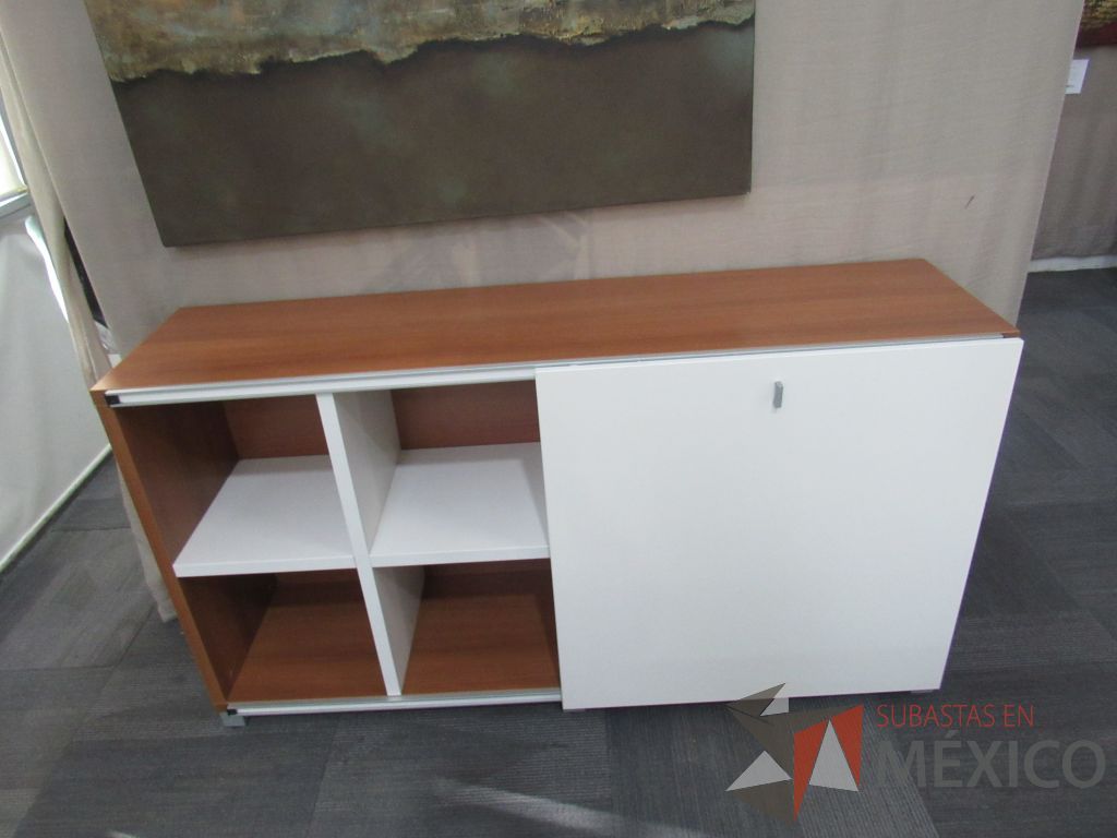 Lote 183 - Credenza color café con puerta corrediza color blanco y 2 entrepaño