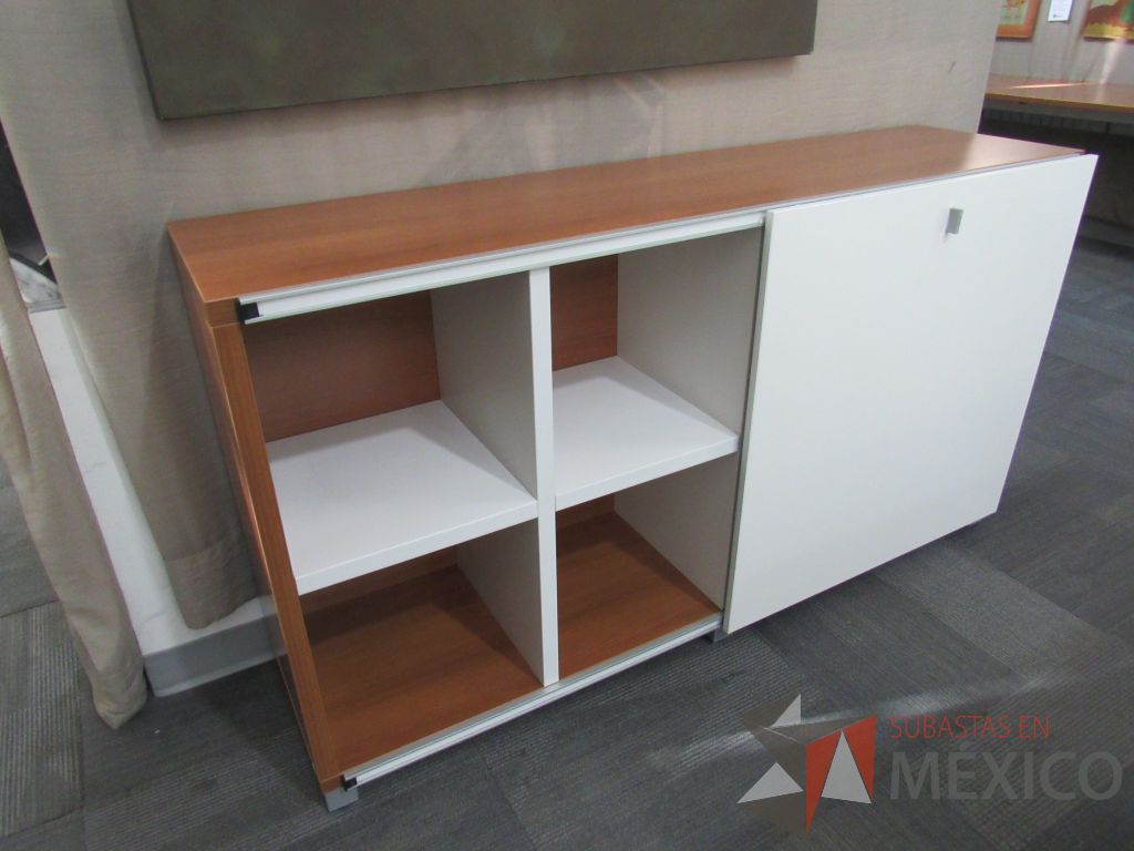 Lote 030 - Credenza color café con puerta corrediza color blanco y 2 entrepaño - Imagen 4