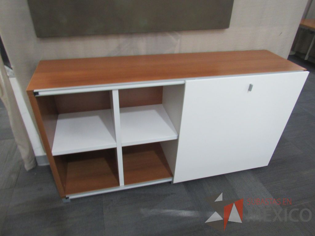 Lote 124 - Credenza color café con puerta corrediza color blanco y 2 entrepaño - Imagen 4