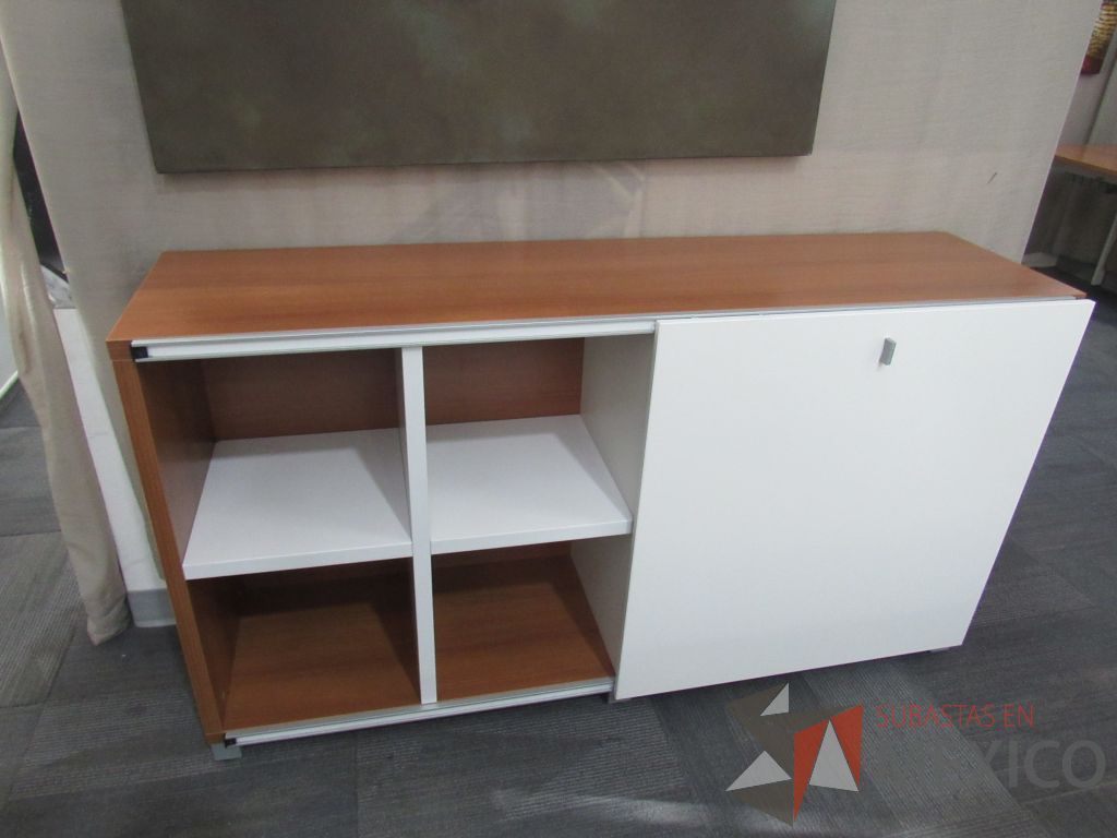 Lote 124 - Credenza color café con puerta corrediza color blanco y 2 entrepaño - Imagen 5