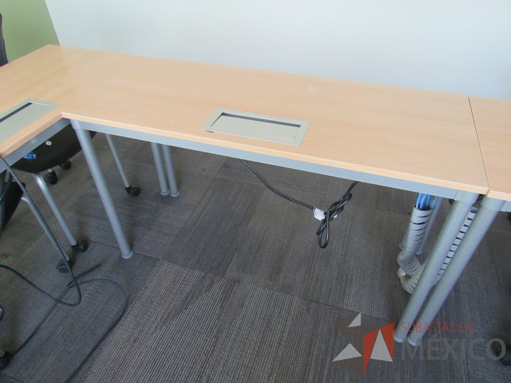 Lote 005 - 5 Mesas de trabajo con base metálica y cubierta con orificio para cables - Imagen 2