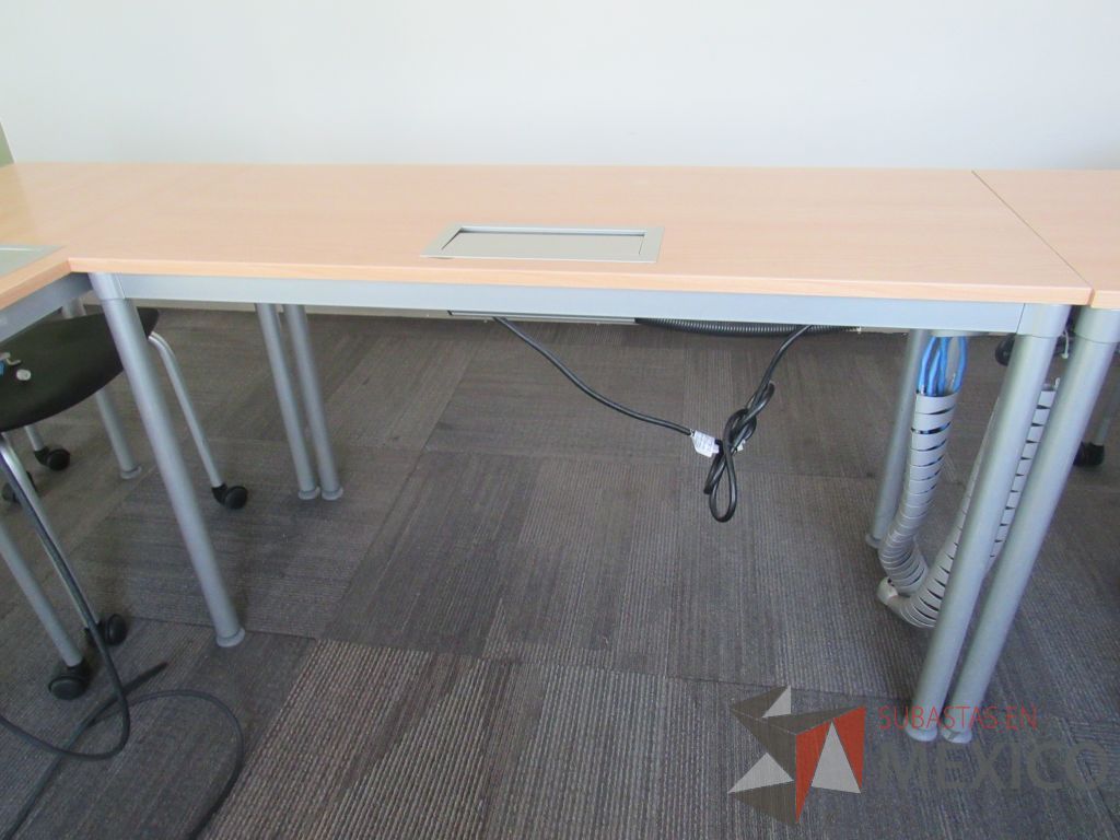 Lote 005 - 5 Mesas de trabajo con base metálica y cubierta con orificio para cables - Imagen 3
